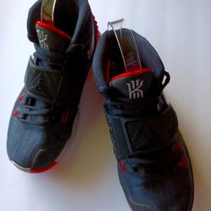 NIKE KYRIE # BQ5599-002 Blk/Red Size 5 Youth